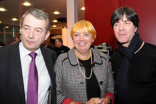 14.01.2011, Jahresauftakt des Organisationskomitees der FIFA Frauen-Fußball-Weltmeisterschaft 2011, v.li.: DFB Generalsekretär Wolfgang Niersbach (GER), Claudia Roth ( GER Bundesvorsitzenden der Partei Bündnis 90 Die Grünen ) und Bundestrainer Joachim Löw (GER) o0 Nationaltrainer, Trainer Funktionär people Politik Nationalteam Herren