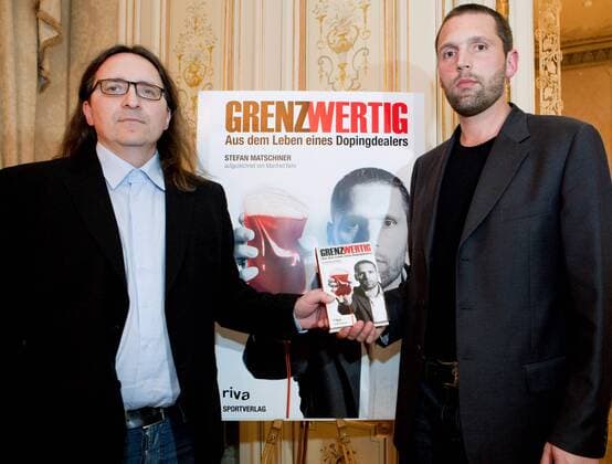 Buch-Praesentation in WIEN Buchpraesentation, Stefan Matschiner (Österreich), Grenzwertig - Aus dem Leben eines Dopingdealers. Bild zeigt Co-Autor Manfred Behr (li.) und Stefan Matschiner.  o0 Doping Dopingbuch Dopingbericht Bericht Journalist Schriftsteller