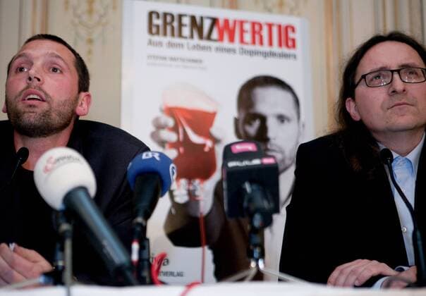 Wien, Buch - Präsentation, Stefan Matschiner, Grenzwertig - Aus dem Leben eines Dopingdealers. Bild zeigt Stefan Matschiner (AUT, li.) und Co-Autor Manfred Behr.  o0 Doping Dopingbuch Dopingbericht Bericht Journalist Schriftsteller