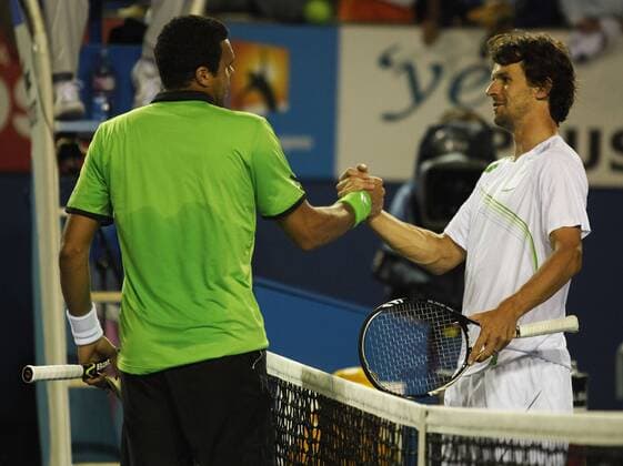 Australian Open 2011, Melbourne, Grand Slam - R-L. Philipp Petzschner (GER) gratuliert Jo-Wilfried Tsonga (FRA) o0 Kameradschaft Harmonie
