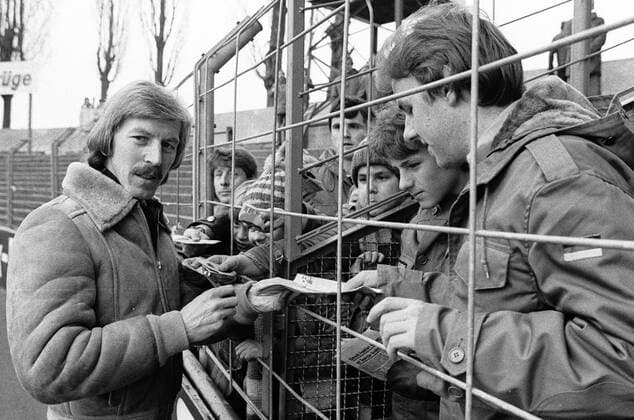 Jürgen Grabowski (Frankfurt) gibt Autogramme. 1. BL Saison 1977 1978 Eintracht Braunschweig gegen Eintracht Frankfurt 1:1 am 03. 12. 1978. o0 Autogramm, Autogrammjäger, Fan, Zuschauer, Zaun, Stadionzaun