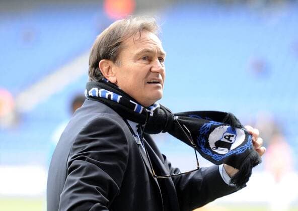 ARMINIA BIELEFELD (blau) - FSV FRANKFURT: Ewald Lienen (Trainer Arminia Bielefeld) zeigt druch den Arminia-Schal seine Verbundenheit mit dem Verein.