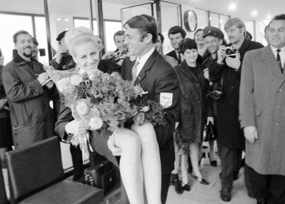 Runner Josef Odlozil carries his wife Vera Caslavska (Czechoslovakia) at Prague s airport upon their arrival from the 1968 summer Olympics in Mexico City, October 29, 1968. (CTKxPhoto JirixKrulis)  CTKPhoto201005100241401 o0 Familie Frau Mann Ehemann Empfang Sieg Olympiasieg