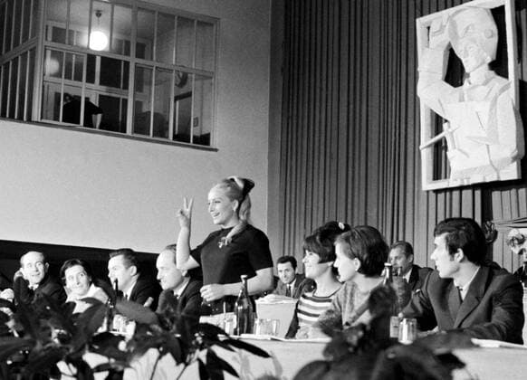 Vera Caslavska (Czechoslovakia), standing, flashes victory sign during meeting of Czechoslovak Olympic medal winners with workers of CKD engineering works in Prague, November 26, 1969. (CTKxPhoto JirixKaras)  CTKPhoto201007300044801 o0 kurios Wirtschaft Arbeiter Idol Vorbild Politik Sozialismus Kommunismus