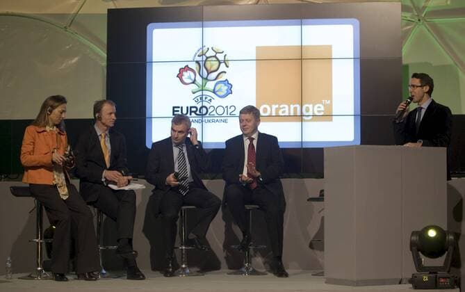 19.01.2011 Warschau - UEFA EURO 2012 Polen Ukraine, Präsentation des neuen Sponsors Orange - v.li. SEVERINE LEGRIX DE LA SALLE, ORANGE (L), OLAF SVANTEE, ORANGE, DAVID TAYLOR, UEFA, MACIEJ WITUCKI, MACIEJ KURZAJEWSKI,  20110119CSBW0011 o0 Funktionär people Wirtschaft