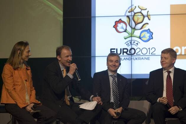 19.01.2011 Warschau - UEFA EURO 2012 Polen Ukraine, Präsentation des neuen Sponsors Orange v.li. - SEVERINE LEGRIX DE LA SALLE, ORANGE (L), OLAF SVANTEE, ORANGE, DAVID TAYLOR, UEFA, MACIEJ WITUCKI,  20110119CSBW0015 o0 people Wirtschaft Funktionär