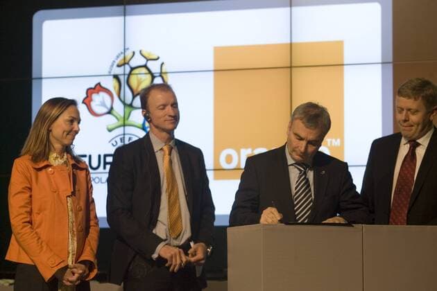 19.01.2011 Warschau - UEFA EURO 2012 Polen Ukraine, Präsentation des neuen Sponsors Orange v.li. - SEVERINE LEGRIX DE LA SALLE, ORANGE (L), OLAV SVANTEE, ORANGE, DAVID TAYLOR UEFA, MACIEJ WITUCKI,  20110119CSBW0017 o0 people Wirtschaft Funktionär