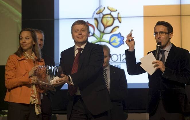 19.01.2011 Warschau - UEFA EURO 2012 Polen Ukraine, Präsentation des neuen Sponsors Orange - v.li. SEVERINE LEGRIX DE LA SALLE, ORANGE und MACIEJA WITUCKIEGO,  20110119CSBW0022 o0 people Wirtschaft