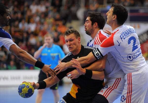 Handball Weltmeisterschaften der Herren 2011 Kristianstad 19.01.2011 Deutschland (schwarz) - Frankreich: Lars Kaufmann (Deutschland, No. 21) Nikola Karabatic (Frankreich, No.13) Jerome Fernandez (Frankreich, No.02) v.li.