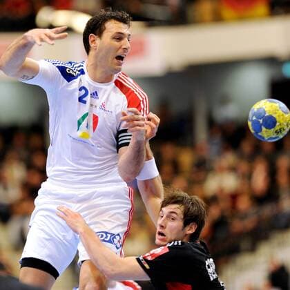 HANDBALL - WM: GER (schwarz) vs FRA: Bild zeigt Jerome Fernandez (FRA) und Uwe Gensheimer (GER). 