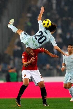ADRIANO ROMA, GIUSEPPE BIAVA LAZIO AS Rom (rot) - Lazio Rom (blau) 2:1 Coppa Italia 2010 2011 Andreaxstaccioli o0 unterlaufen Foulspiel, gefoult Höhe spektakulär Fall fallen