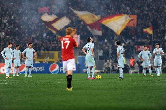Libor kozak (C) und Mauro Zarate (Lazio, 3.R) warten auf den Anstoß - AS Roma (rot) vs. Lazio Rom (blau) 2:1 - Coppa Italia - massimoxoliva