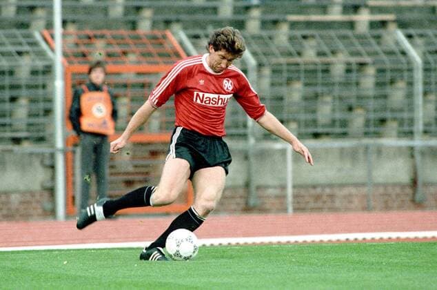 Dieter Schatzschneider (Hannover). 1. BL Saison 1988 1989 Hannover 96 gegen FC Bayern München 0:0 am 08.10.1988 im Niedersachsenstadion.