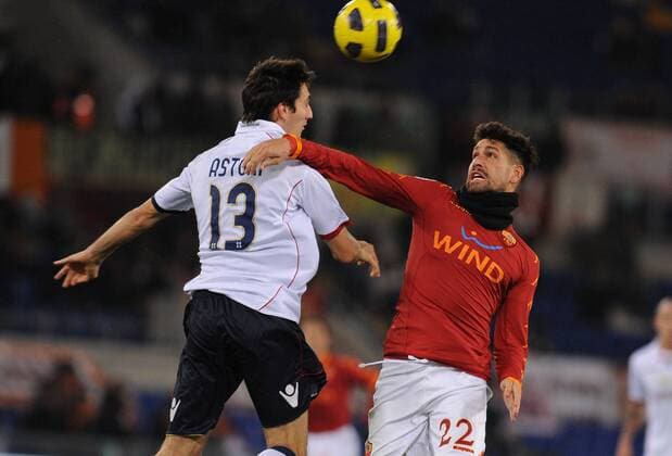 Marco Borriello (Rom) vs Davide Astori - AS Rom (rot) vs Cagliari Calcio - AntoniettaXBaldassarre