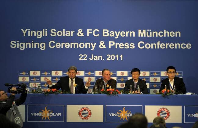 22.01.2011, Fussball 1.Bundesliga 2010 2011, 19.Spieltag, FC Bayern München - 1.FC Kaiserslautern, in der Allianz-Arena München. Pressekonferenz zur neuen Partnerschaft des FC Bayern mit der Firma Yingli Green Energy (Yingli Solar), neuer offizieller Premium Partner des FC Bayern München. v.li: Pressesprecher Markus Hörwick (FCB), Vorstandsvorsitzender Karl-Heinz Rummenigge (München), Dr. Jason Liu (Vizepräsident Yingli-Solar), Dolmetscher. o0 Funktionär Wirtschaft people