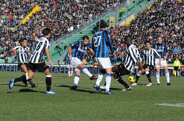Dejan Stankovic (3.v.li.) erzielt das 0:1 --- Udinese Calcio (weiß) vs. Inter Mailand (blau) NicoloXZangirolami o0 Tor