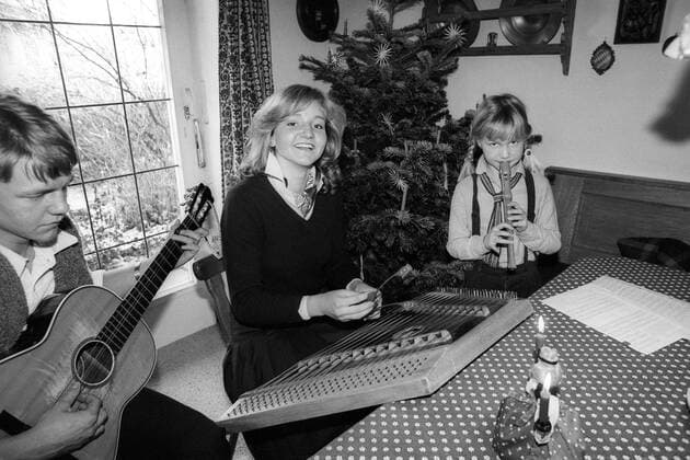 Christa Kinshofer (BR Deutschland) musiziert mit ihrer Schwester Traudi Alpiner Skilauf Damen Ski Alpin 1979, Skisport, Gruppe BRD