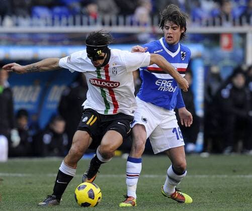 Sampdoria Genua (blau) vs Juventus Turin (Juve): v.li. Amauri-Andrea Poli 