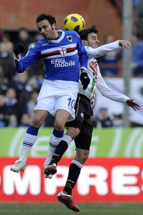 Sampdoria Genua (blau) vs Juventus Turin (Juve): v.li. Giampaolo Pazzini-Alberto Aquilani 