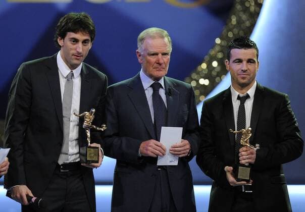 Oscar del Calcio - Gala anlässlich der Wahl zum Fussballer des Jahres Italiens in Mailand - Diego Milito (Inter Mailand Bester ausländischer Spieler sowie Spieler des Jahres gewählt von der Spielervereinigung AIC), AIC Präsident Sergio Campana (Italien), Antonio Di Natale (Udinese Calcio Bester italienischer Spieler) -  o0 Verleihung Preisverleihung