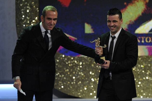 Oscar del Calcio - Gala anlässlich der Wahl zum Fussballer des Jahres Italiens in Mailand - Paolo Di Canio (L) gratuliert Antonio Di Natale (Udinese Calcio beide Italien) zur Wahl zum besten italienischen Spieler des Jahres -  o0 Verleihung Preisverleihung