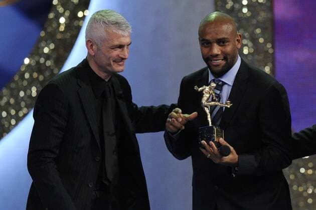 Oscar del Calcio - Gala anlässlich der Wahl zum Fussballer des Jahres Italiens in Mailand - Fabrizio Ravanelli (Italien, L) gratuliert Maicon (Inter Mailand) zum Tor des Jahres -  o0 Verleihung Preisverleihung