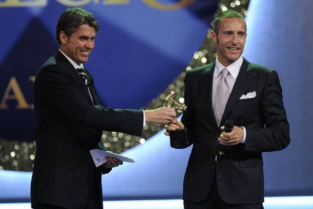 Oscar del Calcio - Gala anlässlich der Wahl zum Fussballer des Jahres Italiens in Mailand - Schiedsrichter Roberto Rosetti (L) gratuliert dem Schiedsrichter des Jahres Emidio Morganti (beide Italien) -  o0 Verleihung Preisverleihung