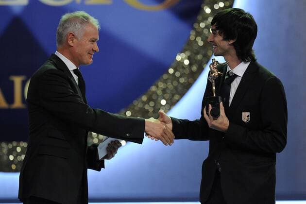 Oscar del Calcio - Gala anlässlich der Wahl zum Fussballer des Jahres Italiens in Mailand - Aldo Serena (Italien, L) gratuliert Javier Pastore (US Palermo) - Bester Nachwuchsspieler -  o0 Verleihung Preisverleihung