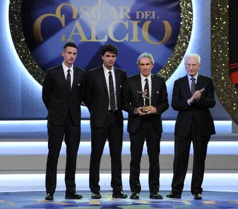 Oscar del Calcio - Gala anlässlich der Wahl zum Fussballer des Jahres Italiens in Mailand - R-L - Azeglio Vicini (Italien), die Co Trainer Giuseppe Baresi und Daniele Bernazzani sowie Rehatrainer Stefano Rapetti vom Team des Jahres Inter Mailand -  o0 Verleihung Preisverleihung