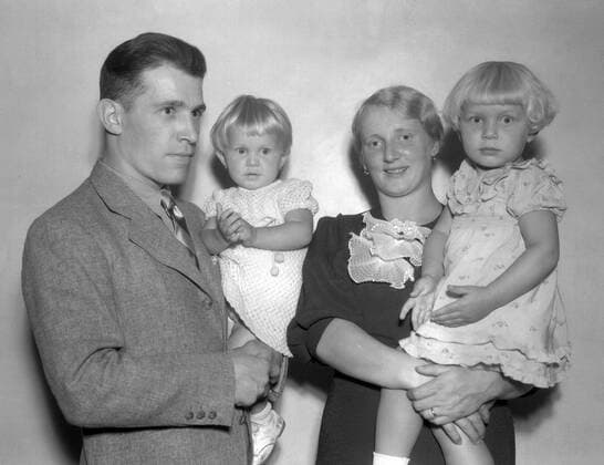 Czechoslovakia 1936, world famous goal tender Frantisek Planicka with family.  CTKPhoto01053004 Spielerfrau