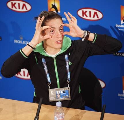 Australian Open 2011, Melbourne Park, ITF Grand Slam Tennis Tournament . Andrea Petkovic (GER) zeigt wie es ihr nach einer schlaflosen Nacht geht, kurios, Humor -  o0 Komik Gestik Mimik Aufmacher Skepsis
