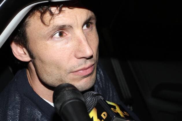 Mark van Bommel (Neuzugang AC Mailand) kommt am Flughafen von Mailand an.  o0 Interview Mikrofon
