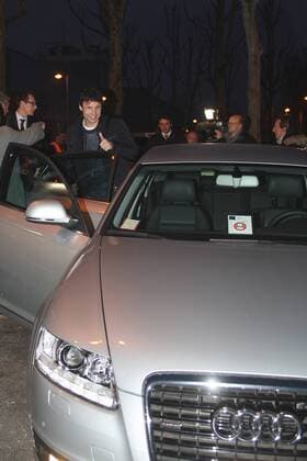 MARK VAN BOMMEL (Neuzugang AC Mailand) steigt nach seiner Ankunft gut Gelaunt in den Wagen