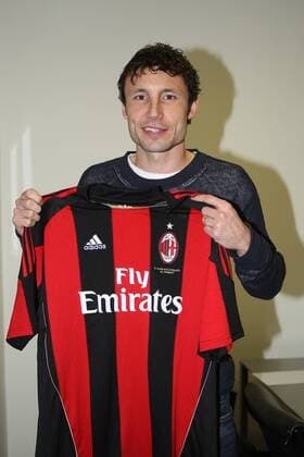 Neuzugang MARK VAN BOMMEL (AC Mailand) präsentiert seine Trikot o0 Freude