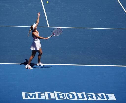 Australian Open 2011, Melbourne Park,ITF Grand Slam Tennis Tournament . Caroline Wozniacki (Dänemark) und Schriftzug Melbourne auf dem Centre Court