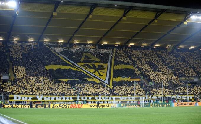 Fußball, Stadiongeschichte Alemannia Aachen 26.01.2011, DFB Pokal Viertelfinale - ALEMANNIA AACHEN - Aachener Fankurve mit großem Vereinsemblem