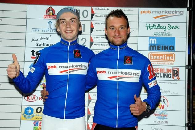 Teamvorstellung Präsentation - Theo Reinhardt (li. GER KED Bianchi Team Berlin) - Ralf Matzka (re. GER Thüringer Energie Team) - Event: 100. Berliner Sechstagerennen - Location: Velodrom Berlin - Datum: 27.01.2011