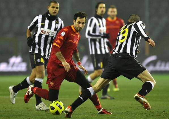 Mirko Vucinic (Roma) und Giorgio Chiellini (Juventus) --- Coppa Italia 2010 2011 - Juventus Turin (weiß) vs AS Roma (rot) 0:2 --- giorgioxperottino