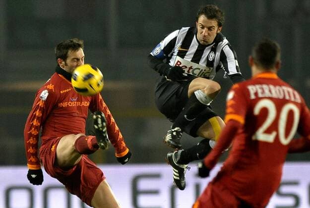 Marco Cassetti (Roma) und Alessandro Del Piero (Juventus) --- Coppa Italia 2010 2011 - Juventus Turin (weiß) vs AS Roma (rot) 0:2 --- giorgioxperottino