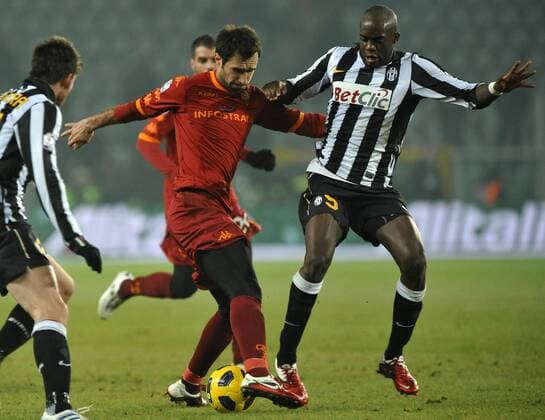 Mirko Vucinic (Roma) und Mohamed Sissoko (Roma) --- Coppa Italia 2010 2011 - Juventus Turin (weiß) vs AS Roma (rot) 0:2 --- giorgioxperottino