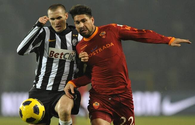 Giorgio Chiellini (Juventus) und Marco Borriello (Roma) --- Coppa Italia 2010 2011 - Juventus Turin (weiß) vs AS Roma (rot) 0:2 --- giorgioxperottino