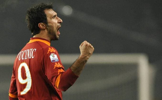 Jubel von Mirko Vucinic (Roma) --- Coppa Italia 2010 2011 - Juventus Turin (weiß) vs AS Roma (rot) 0:2 --- giorgioxperottino o0 Jubel Freude Emotionen