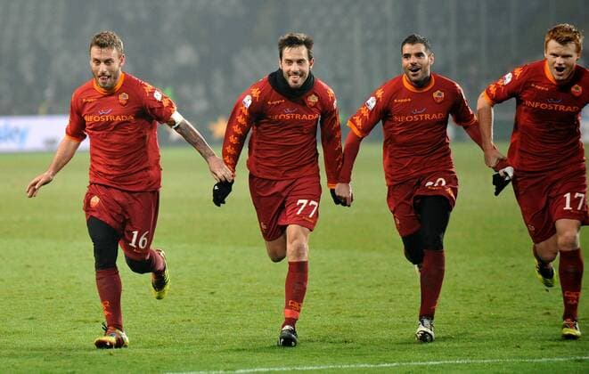Jubel Roma, v.li.: Daniele De Rossi, Marco Cassetti, Simone Perrotta und John Arne Riise --- Coppa Italia 2010 2011 - Juventus Turin (weiß) vs AS Roma (rot) 0:2 --- giorgioxperottino o0 Jubel Freude