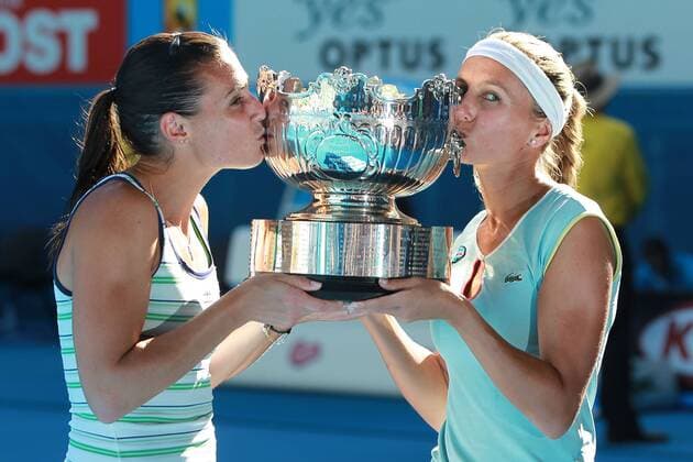 Gisela Dulko, ARG (white headband), and Flavia Pennetta, ITA (black hair), playing the final of the 2011 Australian Open women s doubles championships in Melbourne, 28 01 2011 - o0 Sieg Jubel Freude Objekte Pokal Trophäe