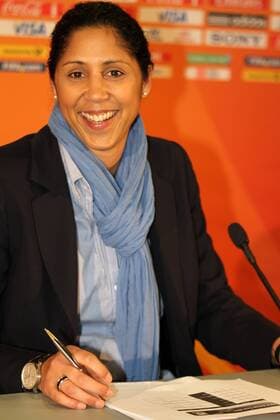 Pressekonferenz zur Inspektionsreise des WM Organisationskomitees: gut gelaunt ist OK-Präsidentin Steffi Jones (GER)