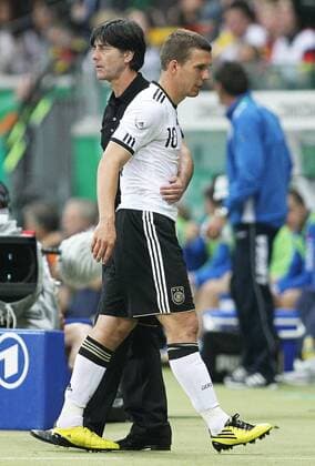 Donnerstag 03.06.2010, Freundschaftsspiel, Laenderspiel, Testspiel in Frankfurt, Deutschland - Bosnien - Herzegowina 3:1, Bundestrainer Joachim Löw (GER) und Lukas Podolski (GER)