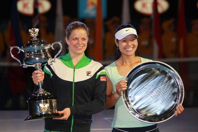 Kim Clijsters, BEL (L), with runner-up Li Na, CHN, after the final of the 2011 Australian Open women s singles championships in Melbourne o0 Freude Sieg