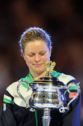 Kim Clijsters (BEL) accepts the women s singles trophy on day thirteen of the 2011 Australian Open - ZUMAx35 o0 Sieg