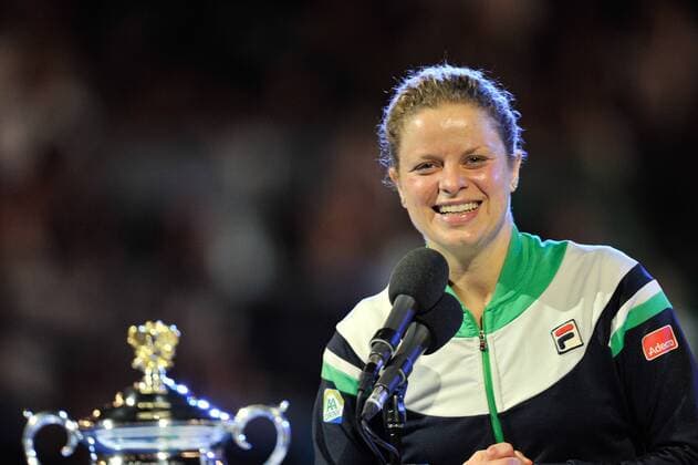 Kim Clijsters (BEL) accepts the women s singles trophy on day thirteen of the 2011 Australian Open - ZUMAx35 o0 Freude Sieg