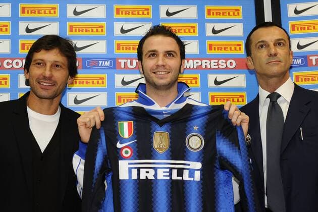 Inter Mailand, v.li.: Trainer Leonardo, Giampaolo Pazzini, Technischer Direktor Marco Branca  o0 Trikot Objekte Funktionär